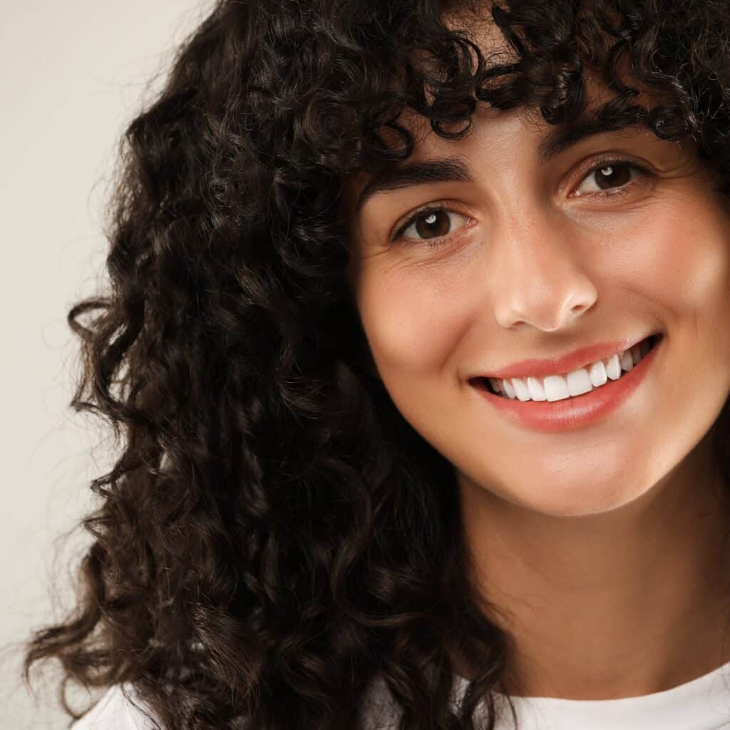 Ragazza con bel sorriso smagliante DR. RICCARDO SCARINGI KIRAL DENTAL MILANO
