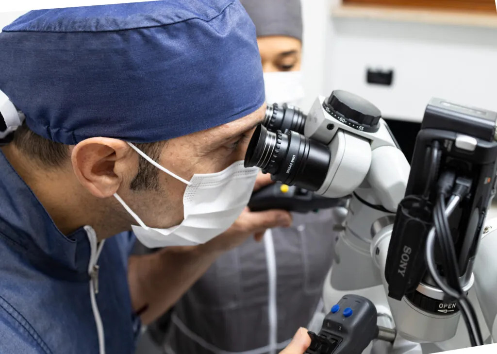 Odontoiatra al lavoro con il microscopio operatorio presso Kiral Dental Milano