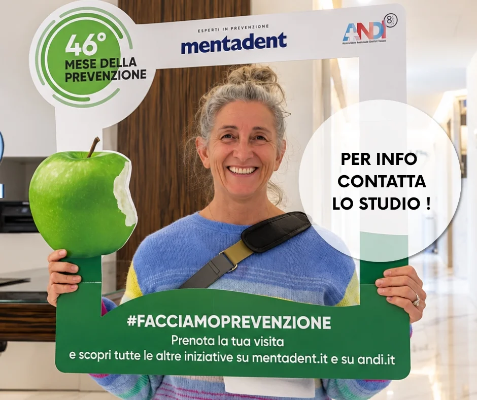 una nostra paziente sorride nella cornice che promuove il 46° mese della prevenzione dentale 